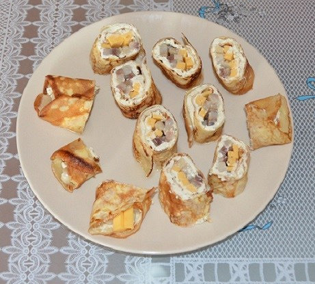 Роллы из блинов с селедкой и творожным сыром