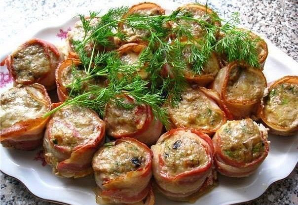 Рулетики из фарша с грибами, запеченные в беконе