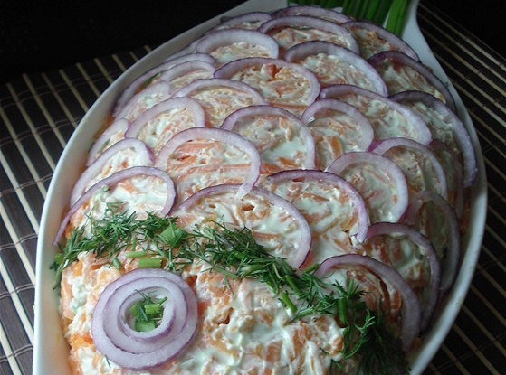 Слоеный салат с красной рыбой, рисом и овощами