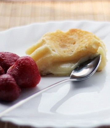 Белый фондан с клубникой