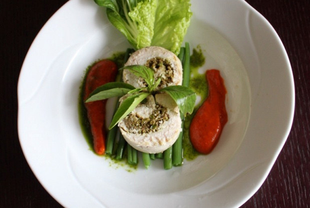 Куриные рулеты с фисташковой начинкой