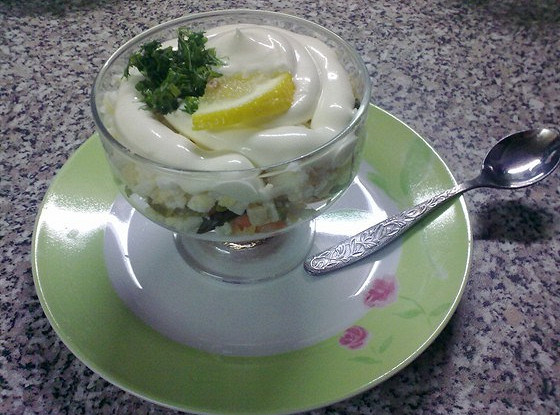 Закуска из креветок и маринованных огурцов