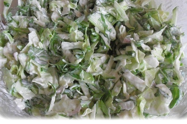 Свежий салат с огурцом, рукколой и салатом айсберг
