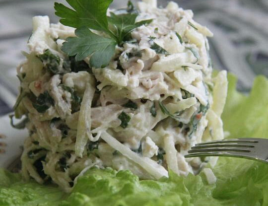 Салат из курицы с яблоком и брынзой под майонезом «Белоснежка»