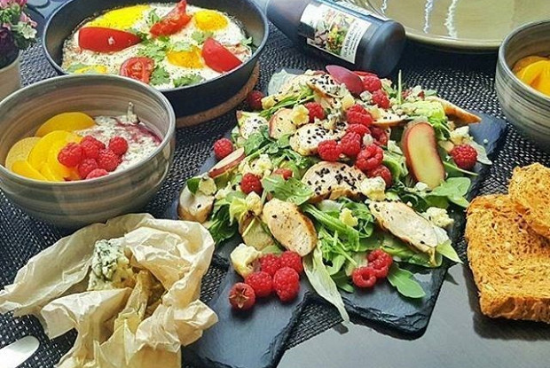 Летний салат с персиком куриным филе-гриль и малиной