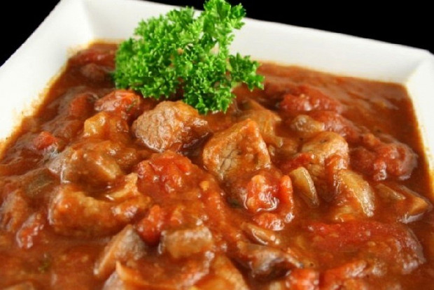Гуляш из свинины с морковью и луком