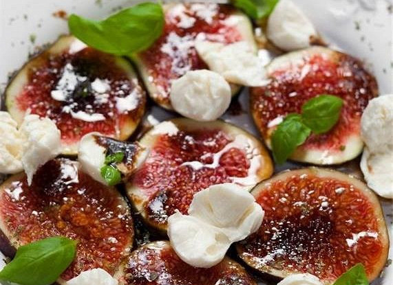 Салат с сыром, инжиром и базиликом