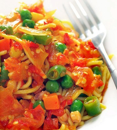 Салат из рисовой лапши с овощами и зеленью