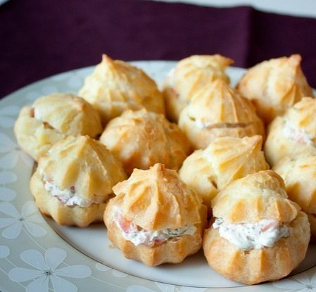 Профитроли со сливочным сыром и лососем