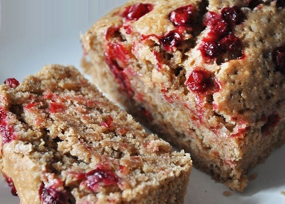 Постный кекс с миндалем и брусникой