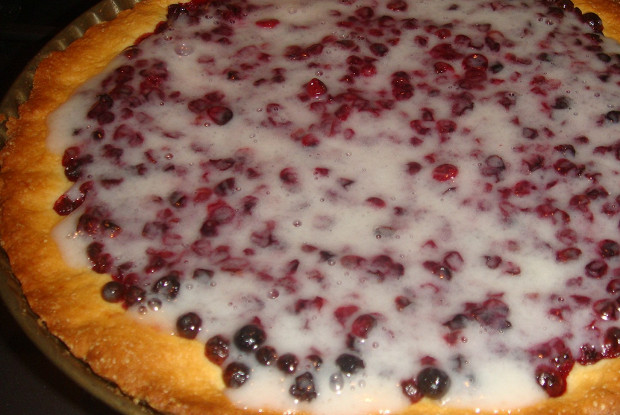 Пирог с брусникой и сметанный кремом