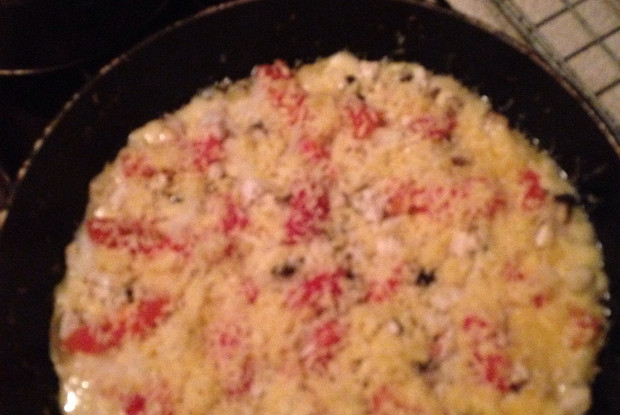 Пицца на сковороде с колбасой и грибами