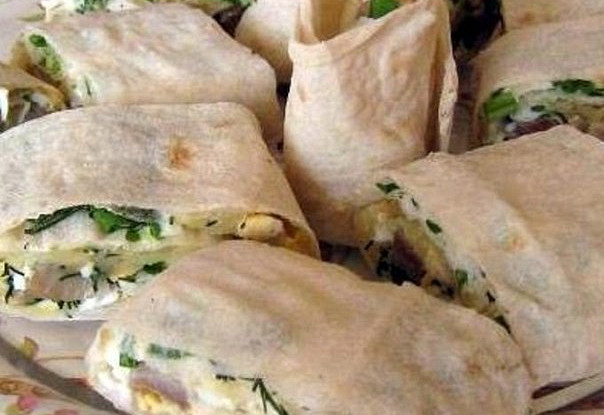 Рулет из лаваша с копченой куриной грудкой