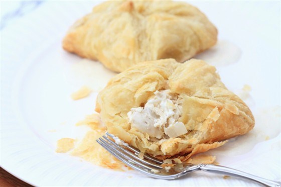 Слоеные пирожки с курицей