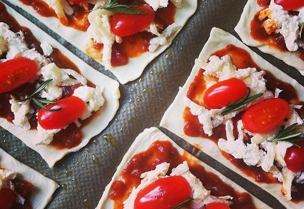 Слойки с козьим сыром, помидорами черри и розмарином