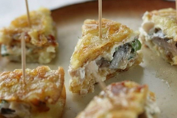 Омлетная закуска с сельдью и сливочным сыром