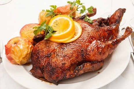 Гусь, фаршированный яблоками, брусникой и черносливом