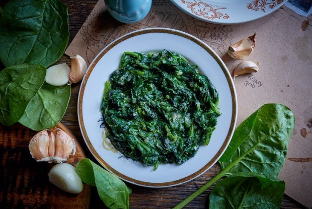 Испанахи с чесноком и зеленью