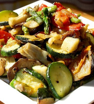 Салат из цыпленка со спаржей, кабачками и грибами