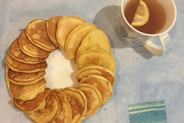 Оладьи на кефире с фруктами