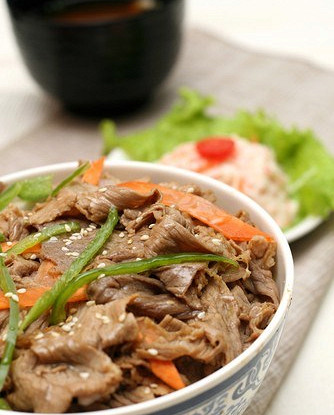 Жареная говядина с зелеными чили (Qingjia Chao Niuliu)