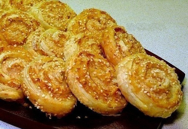 Куриные рулетики со слоеным тестом