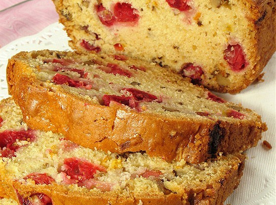Быстрый кукурузный хлеб с клюквой и орехами