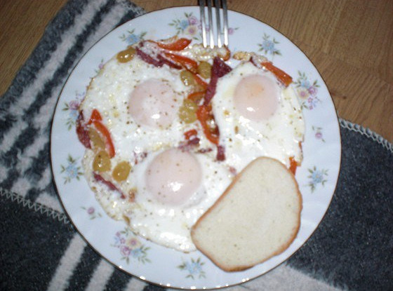 Яичница с виноградом и беконом