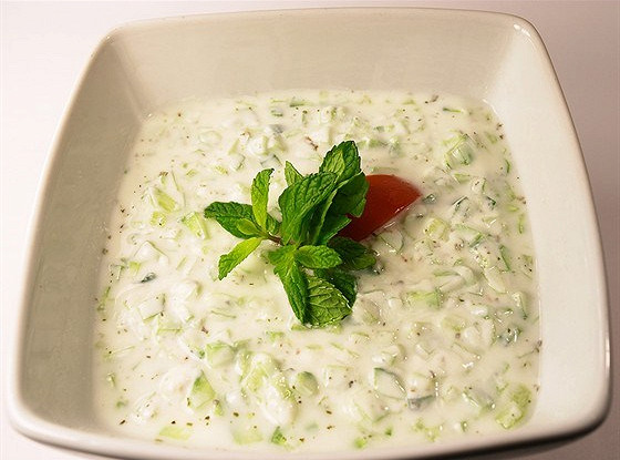 Соус райта с огурцами и зеленым луком