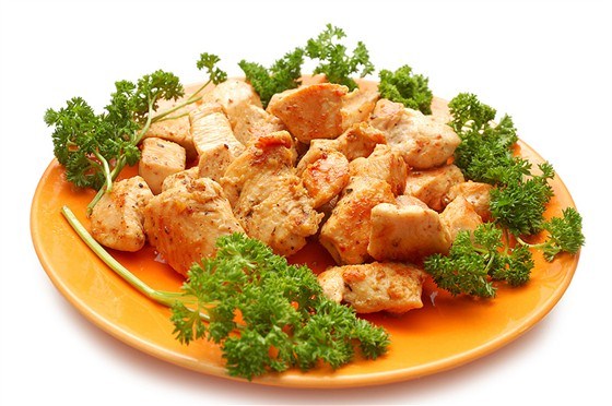 Золотистая жареная курица по-деревенски со специями