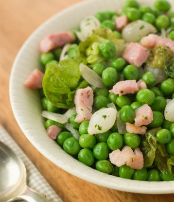 Тушеный горошек с латуком, мятой, беконом и маленьким луком