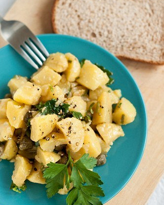 Картофельный салат с каперсами и петрушкой