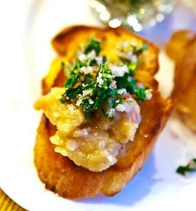 Салат из костного мозга с петрушкой и каперсами