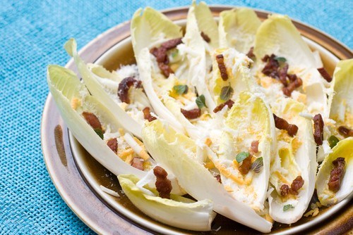Салат с цикорием, жареной ветчиной и грушами