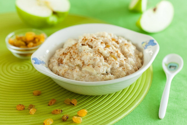 Овсяная каша с яблоком, изюмом и корицей в мультиварке