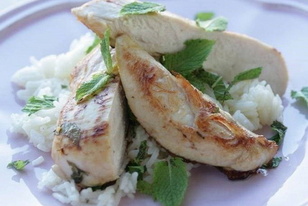 Курица с рисом и мятным соусом