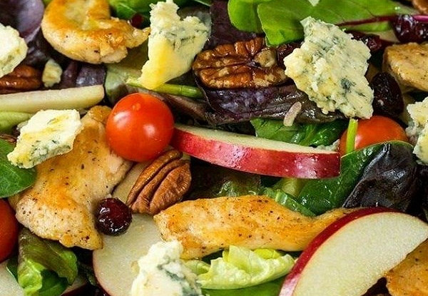 Салат с яблоками, голубым сыром и орехами пекан