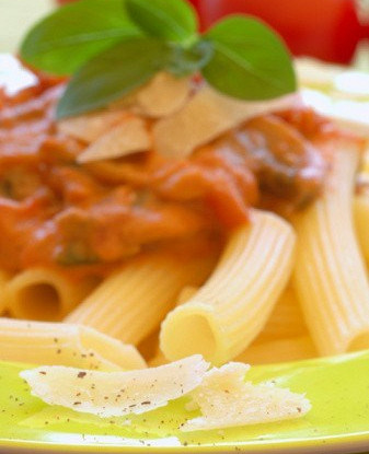 Паста с тыквой, грибами, горгонзолой и чипсами из шалфея