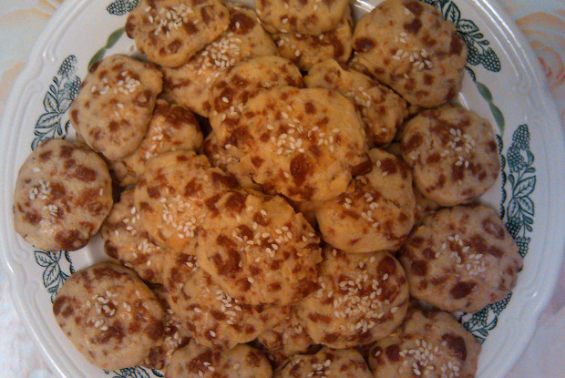 Сырное печенье с кунжутом.