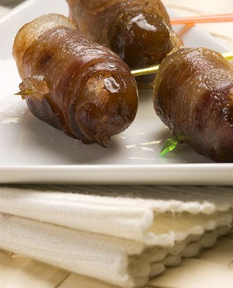 Финики в беконе, фаршированные фисташками