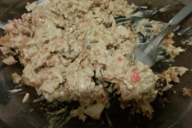 Крабовый салат с морковкой и яблоком