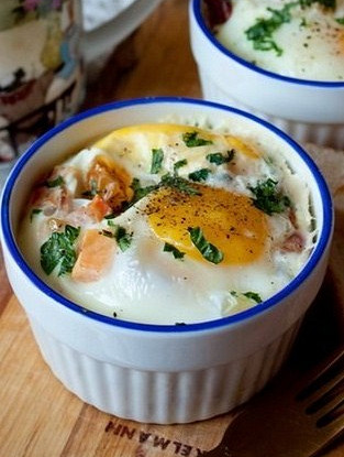 Запеченные яйца с беконом и томатами