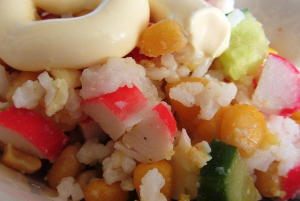 Салат из крабовых палочек с кукурузой