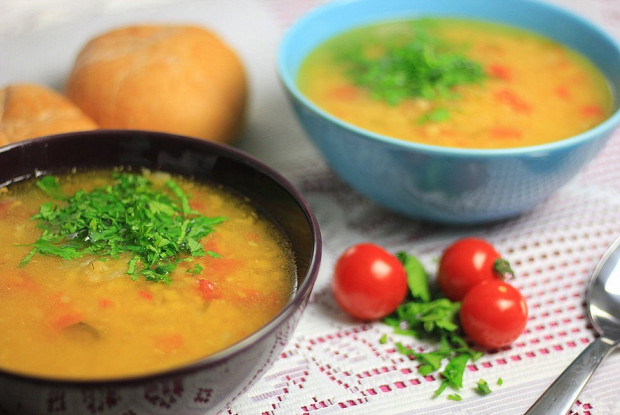 Пряный чечевичный суп с помидорами