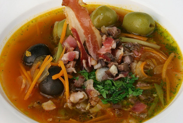 Мясная солянка с копченостями и пряными травами