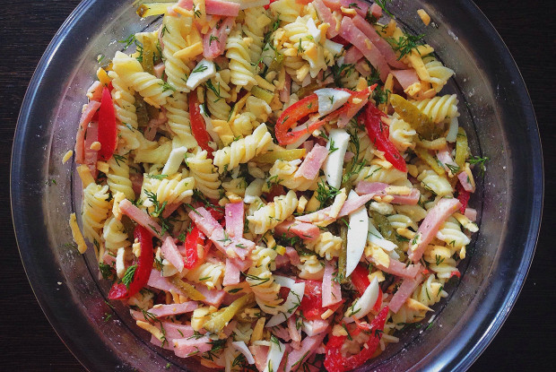Итальянский салат с макаронами, ветчиной и солеными огурцами