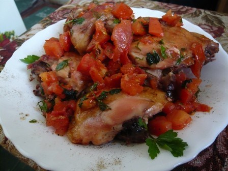 Запеченная курица с помидорами