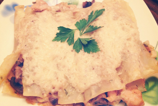 Каннеллони, фаршированные курицей и грибами под соусом бешамель