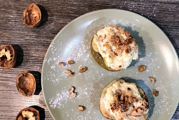 Яблоки, запеченные с творогом и грецким орехом
