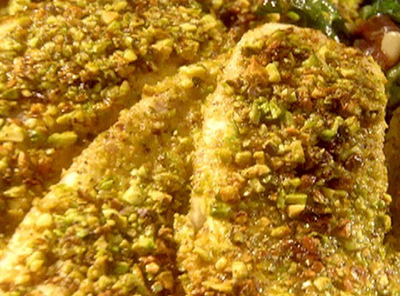 Дорада в фисташковой корочке с мангольдом, варенной ветчиной, сыром горгонзола и кедровыми орешками